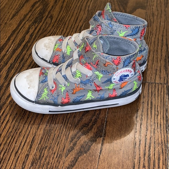 dinosaur converse size 9